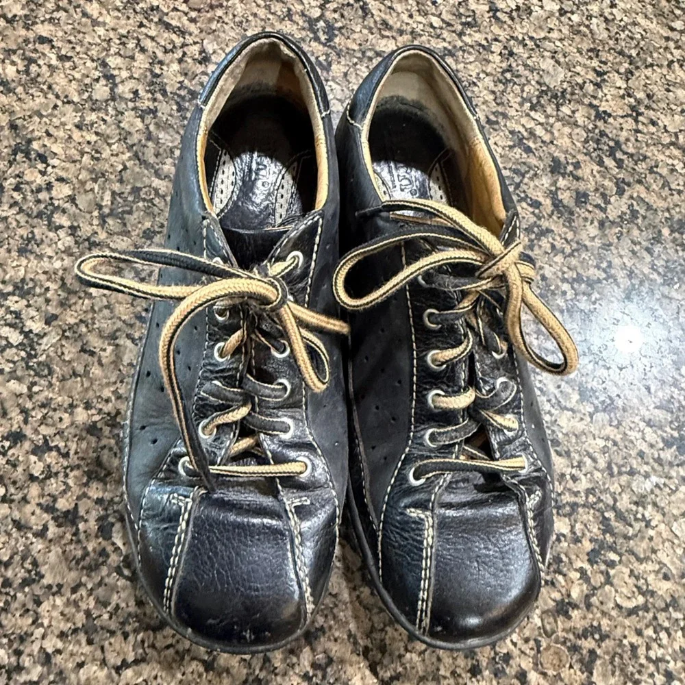 Born Black Leather Lace Up Comfort Flats Shoes Contrast Stitch Perforated Sz 7